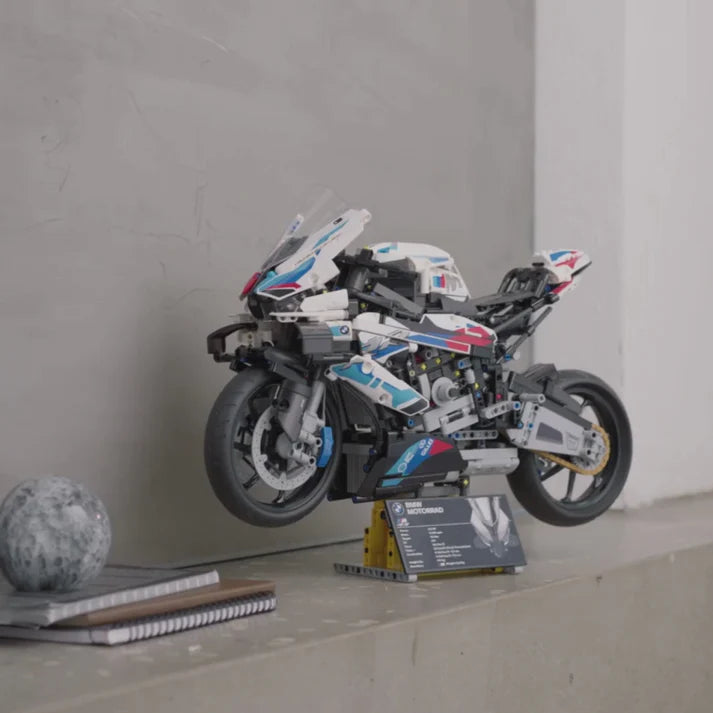 BMW M 1000 RR de 45 centímetros de comprimento e 27 cm de altura (1920 peças)