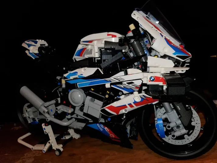 BMW M 1000 RR de 45 centímetros de comprimento e 27 cm de altura (1920 peças)