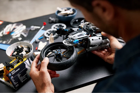 BMW M 1000 RR de 45 centímetros de comprimento e 27 cm de altura (1920 peças)